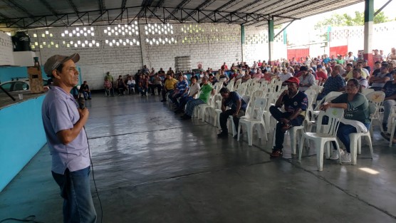La reunión de obreros azucareros en Potrero Nuevo, dejó en claro que en el estado de Veracruz, la sana distancia y las medidas para evitar contagios  masivos de COVID-19, son asuntos que pasan a segundo término en sus vidas.  