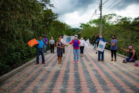 El Alcalde, Mario Antonio Chama Díaz; la Síndica Municipal, Zayra del Carmen Martínez Andrade; la Secretaria del Ayuntamiento, Trinidad Martínez Larios, la Presidenta del DIF, Mara Chama Villa y el Director de Obras, Alberto Lucas Marín, acompañados de vecinos dieron el banderazo que da apertura a la circulación en esta importante vía de comunicación.