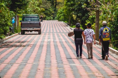 Peatones y automovilistas podrán circular  por el camino de excelente calidad y aspecto,  que además cumple con el objetivo de ser un  camino sustentable y respetuoso de los humedales de la zona por  ser construido con adocreto de alta resistencia que permite la filtración y distribución de agua pluvial a los mantos freáticos en temporada de lluvias. 
