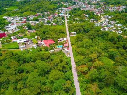 Peatones y automovilistas podrán circular  por el camino de excelente calidad y aspecto,  que además cumple con el objetivo de ser un  camino sustentable y respetuoso de los humedales de la zona por  ser construido con adocreto de alta resistencia que permite la filtración y distribución de agua pluvial a los mantos freáticos en temporada de lluvias. 