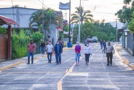 El H. Ayuntamiento de Teocelo que Preside el Alcalde Mario Antonio Chama Díaz, continúa con el desarrollo de infraestructura y obra pública  en beneficio de las población Teocelana, tal es el caso de la Comunidad de Llano Grande, en la cual se lleva a cabo la rehabilitación con concreto hidráulico  de la Calle Emiliano Zapata.  