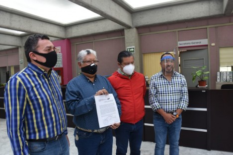 El diputado local acompañó al Presidente del Comité Directivo Estatal del PAN en Veracruz, Joaquín Guzmán Avilés, quien junto a los Presidentes Estatales del PRI y del PRD, acudieron al Congreso local a solicitar por escrito copia de las actas que han estado remitiendo los ayuntamientos veracruzanos para informar sobre su postura respecto a la reforma constitucional. 