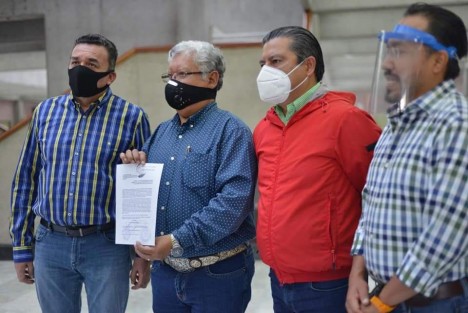 El diputado local acompañó al Presidente del Comité Directivo Estatal del PAN en Veracruz, Joaquín Guzmán Avilés, quien junto a los Presidentes Estatales del PRI y del PRD, acudieron al Congreso local a solicitar por escrito copia de las actas que han estado remitiendo los ayuntamientos veracruzanos para informar sobre su postura respecto a la reforma constitucional. 