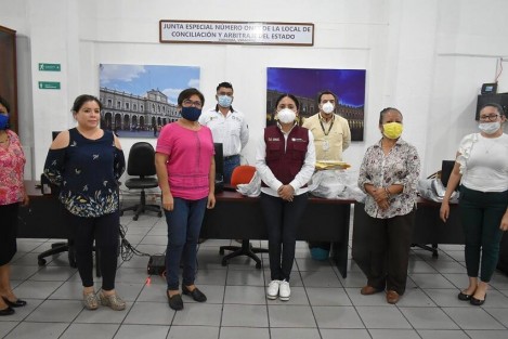 A fin de atender al público bajo los protocolos sanitarios como uso de cubrebocas y aplicación de gel antibacterial, la Secretaría de Trabajo, Previsión Social y Productividad (STPSP) dotó de material de protección y limpieza a todo el personal de las Juntas Especiales de Conciliación y Arbitraje, Procuradurías Auxiliares de la Defensa del Trabajo y Servicio Nacional de Empleo (SNE). 