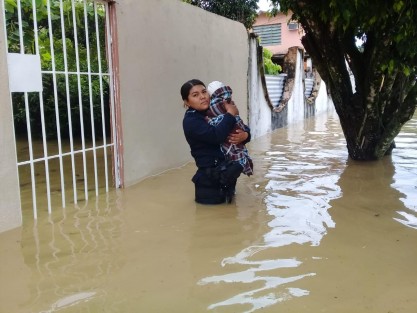 El Gobierno del Estado atiende a los habitantes de 9 colonias de Agua Dulce, afectadas por el desbordamiento del río Agua Dulcita, sin que al momento haya lesionados.  