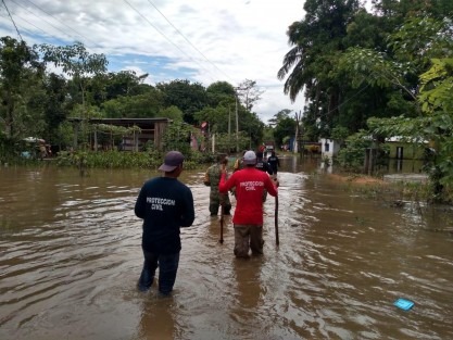 El Gobierno del Estado atiende a los habitantes de 9 colonias de Agua Dulce, afectadas por el desbordamiento del río Agua Dulcita, sin que al momento haya lesionados.  