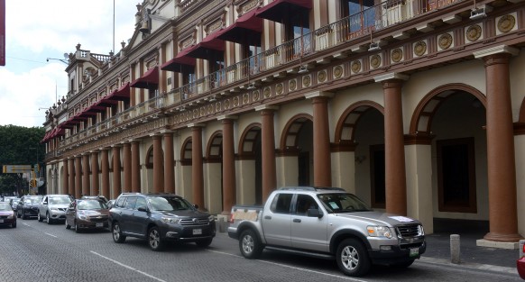Dos caravanas del Frente Anti-AMLO partieron de dos puntos de la ciudad de Xalapa mostrando su rechazo a la administración del presidente Andrés Manuel López Obrador; la primera desde  Avenida Ruiz Cortines  y la segunda desde la Central de Abasto,  para llegar al centro de la ciudad. 
