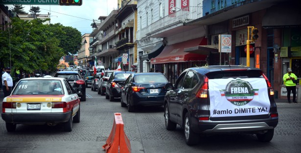 Dos caravanas del Frente Anti-AMLO partieron de dos puntos de la ciudad de Xalapa mostrando su rechazo a la administración del presidente Andrés Manuel López Obrador; la primera desde  Avenida Ruiz Cortines  y la segunda desde la Central de Abasto,  para llegar al centro de la ciudad. 