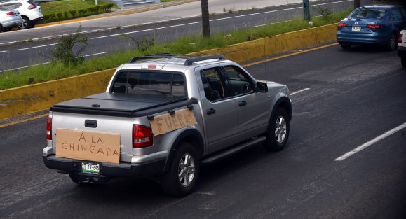 Dos caravanas del Frente Anti-AMLO partieron de dos puntos de la ciudad de Xalapa mostrando su rechazo a la administración del presidente Andrés Manuel López Obrador; la primera desde  Avenida Ruiz Cortines  y la segunda desde la Central de Abasto,  para llegar al centro de la ciudad. 