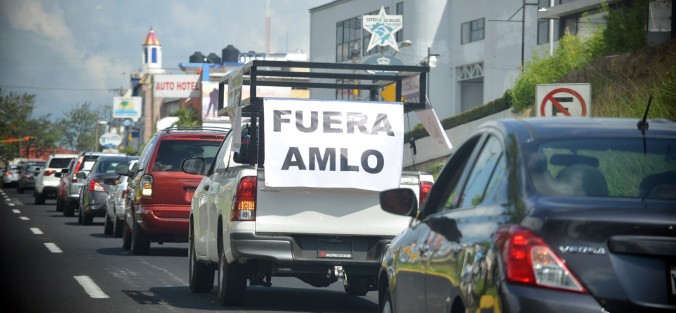 Dos caravanas del Frente Anti-AMLO partieron de dos puntos de la ciudad de Xalapa mostrando su rechazo a la administración del presidente Andrés Manuel López Obrador; la primera desde  Avenida Ruiz Cortines  y la segunda desde la Central de Abasto,  para llegar al centro de la ciudad.  