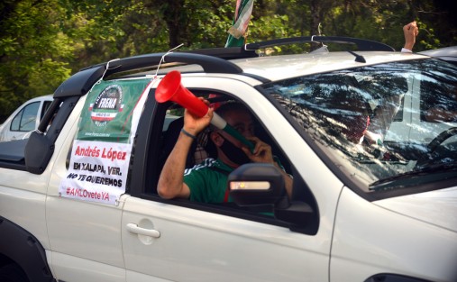 Dos caravanas del Frente Anti-AMLO partieron de dos puntos de la ciudad de Xalapa mostrando su rechazo a la administración del presidente Andrés Manuel López Obrador; la primera desde  Avenida Ruiz Cortines  y la segunda desde la Central de Abasto,  para llegar al centro de la ciudad.  