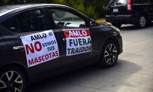 Dos caravanas del Frente Anti-AMLO partieron de dos puntos de la ciudad de Xalapa mostrando su rechazo a la administración del presidente Andrés Manuel López Obrador; la primera desde  Avenida Ruiz Cortines  y la segunda desde la Central de Abasto,  para llegar al centro de la ciudad.  