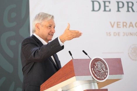 El presidente de México,  Andrés Manuel López Obrador  se encuentra este lunes de gira en la ciudad de Xalapa, en donde realizó su acostumbrada conferencia mañanera ante representantes de los medios de información.  