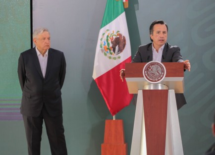 El gobernador Cuitláhuac García, así como funcionarios federales, estatales y locales, acompañaron la conferencia mañanera del Presidente López Obrador. 
