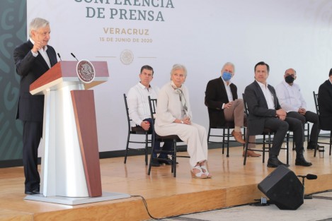 El gobernador Cuitláhuac García, así como funcionarios federales, estatales y locales, acompañaron la conferencia mañanera del Presidente López Obrador. 