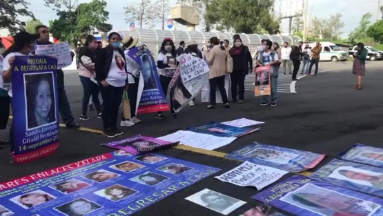 Familiares de personas desaparecidas esperan al presidente Andrés  Manuel López Obrador a la salida del 63 batallón de Infantería para solicitar atención a sus demandas.  