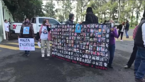 Familiares de personas desaparecidas esperan al presidente Andrés  Manuel López Obrador a la salida del 63 batallón de Infantería para solicitar atención a sus demandas.  