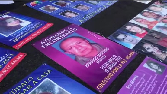 Familiares de personas desaparecidas esperan al presidente Andrés  Manuel López Obrador a la salida del 63 batallón de Infantería para solicitar atención a sus demandas.  