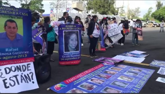 Familiares de personas desaparecidas esperan al presidente Andrés  Manuel López Obrador a la salida del 63 batallón de Infantería para solicitar atención a sus demandas.  