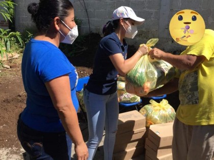 El Ayuntamiento de Teocelo y DIF Estatal continúa con entregas de despensas.  Acompañó a la presidenta del DIF Municipal, Mara Chama, la síndico Zayra del Carmen Martínez Andrade. Asimismo se entregó leche para personas con discapacidad, adultos mayores y madres solteras. 