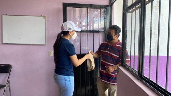 El Ayuntamiento de Teocelo y DIF Estatal continúa con entregas de despensas.  Acompañó a la presidenta del DIF Municipal, Mara Chama, la síndico Zayra del Carmen Martínez Andrade. Asimismo se entregó leche para personas con discapacidad, adultos mayores y madres solteras. 