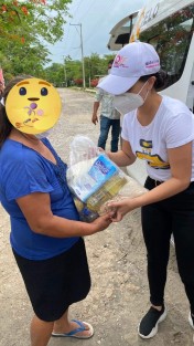 El Ayuntamiento de Teocelo y DIF Estatal continúa con entregas de despensas.  Acompañó a la presidenta del DIF Municipal, Mara Chama, la síndico Zayra del Carmen Martínez Andrade. Asimismo se entregó leche para personas con discapacidad, adultos mayores y madres solteras. 
