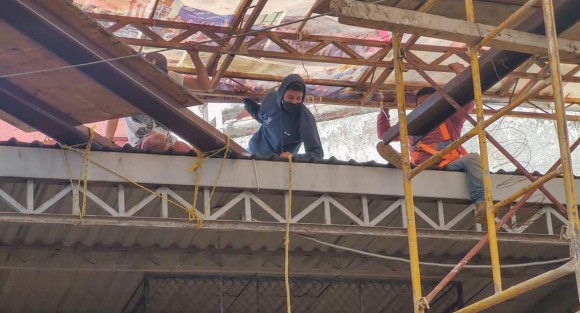 En Teocelo iniciaron los trabajos de rehabilitación de techado en el Mercado Municipal Enrique L. Soto; la Síndica, Zayra del Carmen Martínez Andrade y el Director de Obras Alberto Lucas Marín hicieron la entrega de material y equipo a trabajadores de Obras Públicas y  Servicios Generales en presencia del comité de locatarios del Mercado Municipal.