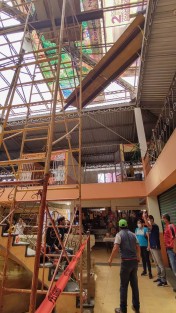 En Teocelo iniciaron los trabajos de rehabilitación de techado en el Mercado Municipal Enrique L. Soto; la Síndica, Zayra del Carmen Martínez Andrade y el Director de Obras Alberto Lucas Marín hicieron la entrega de material y equipo a trabajadores de Obras Públicas y  Servicios Generales en presencia del comité de locatarios del Mercado Municipal.