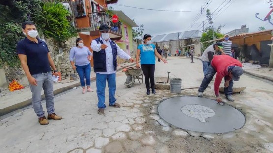 En recorrido de obra el Alcalde, Mario Antonio Chama Díaz, la Síndica Municipal, Zayra del Carmen Martínez Andrade, la Secretaria del Ayuntamiento, Trinidad Martínez Larios y el Director de Obras, Alberto Lucas Marín, supervisaron los trabajos en las calles de la colonia al oriente de la ciudad, además platicaron con vecinos, quienes le expresaron el agradecimiento. 