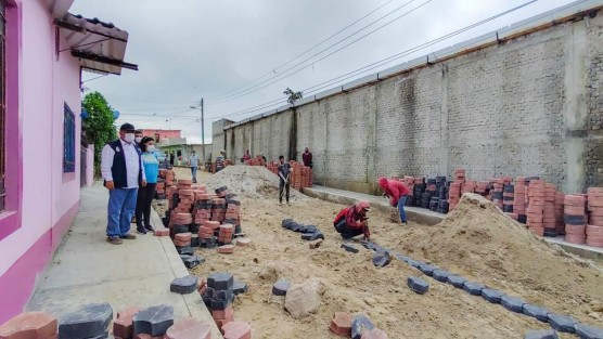 En recorrido de obra el Alcalde, Mario Antonio Chama Díaz, la Síndica Municipal, Zayra del Carmen Martínez Andrade, la Secretaria del Ayuntamiento, Trinidad Martínez Larios y el Director de Obras, Alberto Lucas Marín, supervisaron los trabajos en las calles de la colonia al oriente de la ciudad, además platicaron con vecinos, quienes le expresaron el agradecimiento. 