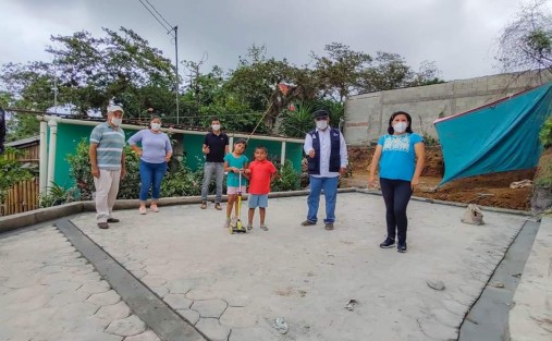 En recorrido de obra el Alcalde, Mario Antonio Chama Díaz, la Síndica Municipal, Zayra del Carmen Martínez Andrade, la Secretaria del Ayuntamiento, Trinidad Martínez Larios y el Director de Obras, Alberto Lucas Marín, supervisaron los trabajos en las calles de la colonia al oriente de la ciudad, además platicaron con vecinos, quienes le expresaron el agradecimiento. 