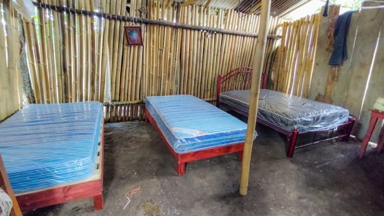 Gracias a la generosidad y altruismo de teocelano Felipe Cabrera, y acciones del Sistema Municipal DIF Teocelo que preside Mara Chama, se entregaron 5 camas en beneficio de tres familias de la Comunidad de Llano Grande.  