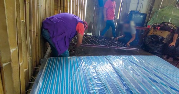 Gracias a la generosidad y altruismo de teocelano Felipe Cabrera, y acciones del Sistema Municipal DIF Teocelo que preside Mara Chama, se entregaron 5 camas en beneficio de tres familias de la Comunidad de Llano Grande.  