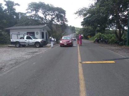En las semanas con mayor índice de contagio de COVID -19, se continúan con las medidas de prevención  y protección en la entrada del municipio de Teocelo, el personal de Protección Civil en coordinación con el DIF Municipal llevaron a cabo la sanitización de vehículos y transporte público en el cerco sanitario instalado en el módulo de seguridad en la entrada de nuestro municipio. 