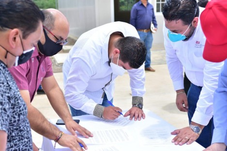 El titular de la SEV, Zenyazen Escobar García, atestiguó con todas las medidas sanitarias la entrega de la escuela primaria <em>Lic. Benito Juárez García</em>, en el municipio de Emiliano Zapata, Ver., la cual tuvo una inversión de 6 millones 900 mil pesos. 