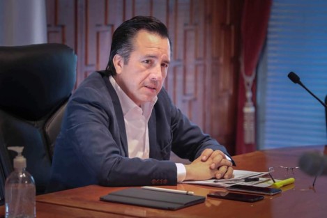 en Veracruz se ha confirmado la entrega de más de 40 mil créditos a trabajadores informales de 25 mil pesos cada uno, es decir, una inversión de más de mil millones de pesos, informó el Gobernador Cuitláhuac García en sus redes sociales.