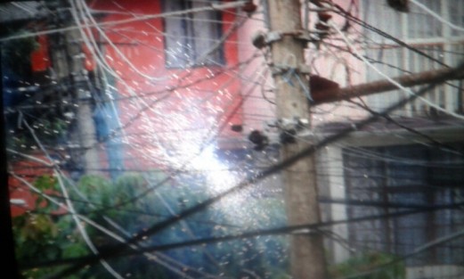 Un cortocircuito en la red del Infonavit Loma Alta de la ciudad de Xalapa, dejó sin energía eléctrica a los vecinos de la zona. Algunos afirman que solicitaron la poda de árboles para evitar estos incidentes, pero no fueron atendidos sus peticiones.  