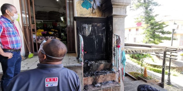 La madrugada de este sábado, el altar de la Virgen de Guadalupe, instalado por locatarios en la entrada del Mercado Alcalde y García (San José),  de  la ciudad de Xalapa, Ver., fue incendiado por desconocidos.