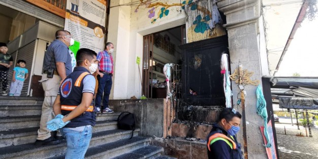 Personal de Protección Civil acudió a hacer el peritaje para determinar si fue o no un acto provocado intencionalmente. Cabe señalar que a los lados de la entrada se encuentran las tuberías de gas que alimentan a los establecimientos de la zona gastronómica del mercado, mismo que se ubica a la vuelta de la esquina del Cuartel de la SSP.