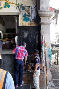 Personal de Protección Civil acudió a hacer el peritaje para determinar si fue o no un acto provocado intencionalmente. Cabe señalar que a los lados de la entrada se encuentran las tuberías de gas que alimentan a los establecimientos de la zona gastronómica del mercado, mismo que se ubica a la vuelta de la esquina del Cuartel de la SSP. 
