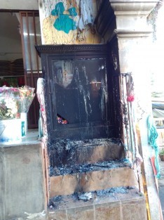 La madrugada de este sábado, el altar de la Virgen de Guadalupe, instalado por locatarios en la entrada del Mercado Alcalde y García (San José), de la ciudad de Xalapa, Ver., fue incendiado por desconocidos.