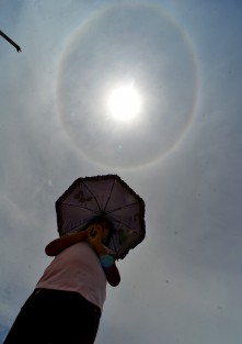 Una vez más un halo solar se observó en la ciudad de Xalapa. Este fenómeno natural es la formación de un círculo luminoso al ededor del Sol y se presenta previo a la llegada de tormentas. También se le conoce como Parhelio o Perros de Sol. 