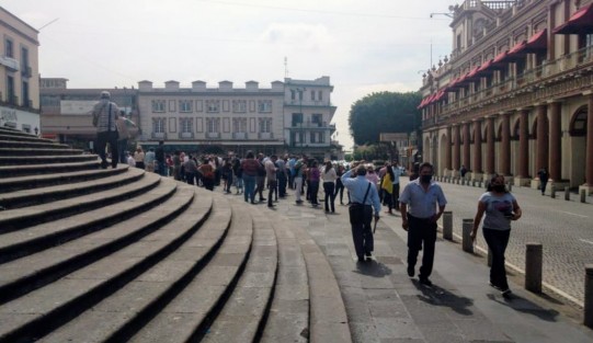 Empleados de oficinas de gobierno estatal, así como del palacio municipal y personas que se encontraban en el centro de la ciudad de Xalapa, se colocaron en espacios abiertos luego del fuerte temblor que se sintió en toda la entidad veracruzana, el cual tuvo como epicentro Crucetita, Oaxaca y una magnitud 7.5° 