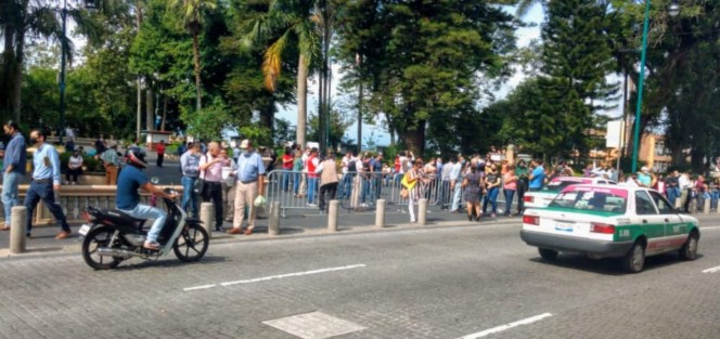 Empleados de oficinas de gobierno estatal, así como del palacio municipal y personas que se encontraban en el centro de la ciudad de Xalapa, se colocaron en espacios abiertos luego del fuerte temblor que se sintió en toda la entidad veracruzana, el cual tuvo como epicentro Crucetita, Oaxaca y una magnitud 7.5° 