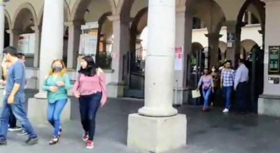 Empleados de oficinas de gobierno estatal, así como del palacio municipal y personas que se encontraban en el centro de la ciudad de Xalapa, se colocaron en espacios abiertos luego del fuerte temblor que se sintió en toda la entidad veracruzana, el cual tuvo como epicentro Crucetita, Oaxaca y una magnitud 7.5° 