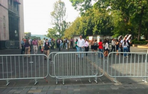 Empleados de oficinas de gobierno estatal, así como del palacio municipal y personas que se encontraban en el centro de la ciudad de Xalapa, se colocaron en espacios abiertos luego del fuerte temblor que se sintió en toda la entidad veracruzana, el cual tuvo como epicentro Crucetita, Oaxaca y una magnitud 7.5° 