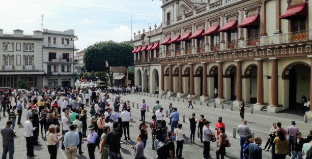 Empleados de oficinas de gobierno estatal, así como del palacio municipal y personas que se encontraban en el centro de la ciudad de Xalapa, se colocaron en espacios abiertos luego del fuerte temblor que se sintió en toda la entidad veracruzana, el cual tuvo como epicentro Crucetita, Oaxaca y una magnitud 7.5° 