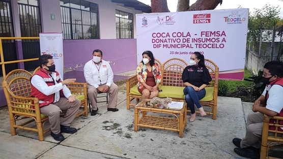 El Sistema Municipal DIF Teocelo, que preside Mara Chama Villa, recibió a  Directivos y personal de la empresa Coca Cola - Femsa México, quienes otorgaron  una importante donación  de paquetes  con envases de 5 litros de agua, que serán empleados en el Comedor Comunitario y distribución a personas que lo necesiten. 