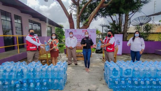 El Sistema Municipal DIF Teocelo, que preside Mara Chama Villa, recibió a  Directivos y personal de la empresa Coca Cola - Femsa México, quienes otorgaron  una importante donación  de paquetes  con envases de 5 litros de agua, que serán empleados en el Comedor Comunitario y distribución a personas que lo necesiten. 
