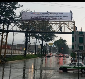 En la avenida Lázaro Cárdenas en la ciudad de Xalapa, colocaron una lona refiriéndose a los partidos PAN, PRI y PRD, en lo que se considera la respuesta de Cuitláhuac García, gobernador de Veracruz, a la aprobación de la Reforma Electoral que lo protege de no someterse de nuevo a una elección abierta en 2022. 